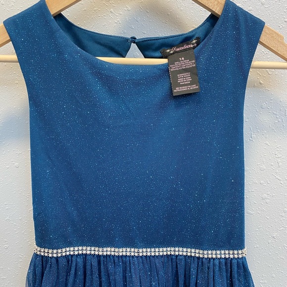 Girls size 14 formal dress. - Picture 3 of 5